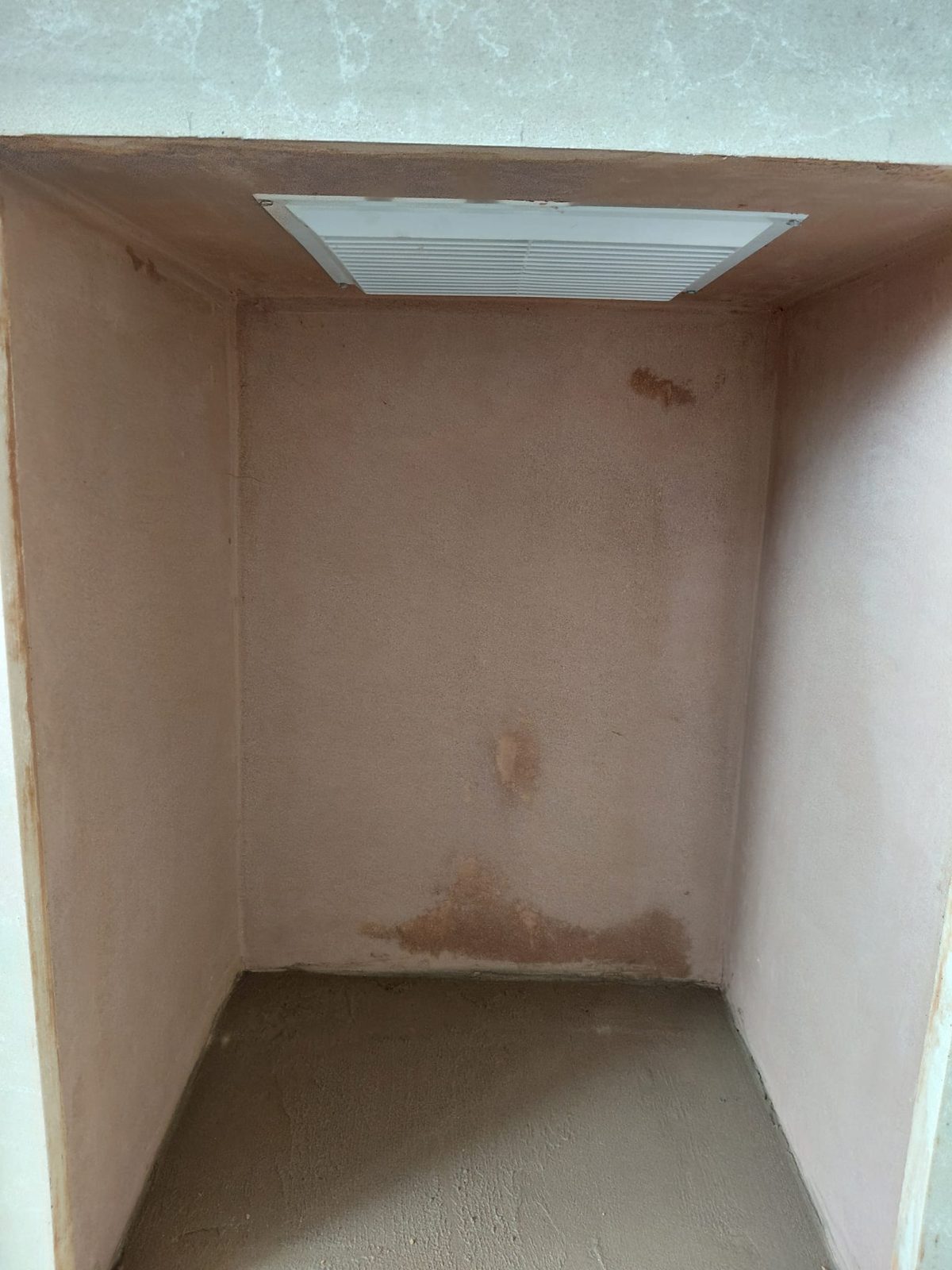 Fireplace recess with a vented soffit and a screeded floor Plastered fireplace recess with a vent grille set into the soffit and a screeded floor