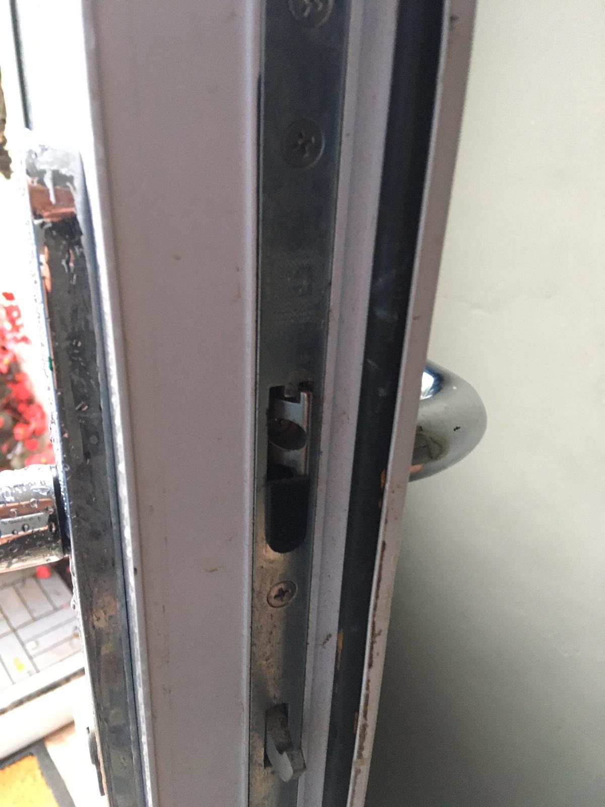 Multipoint lock strip and rollers in the edge of a uPVC door